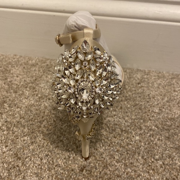 NIB stunning Badgley Mischka Vienna ivory satin shoes. Size 9. - Picture 9 of 15